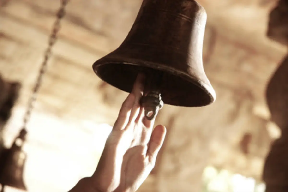 Mujer muere tras presunta descarga eléctrica en templo de India., Redes sociales.