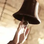 Mujer muere tras presunta descarga eléctrica en templo de India. ,Redes sociales.