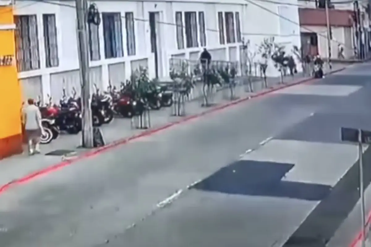 Delincuente roba motocicleta de estudiante del Conservatorio Nacional de Música., Captura de pantalla video de X.