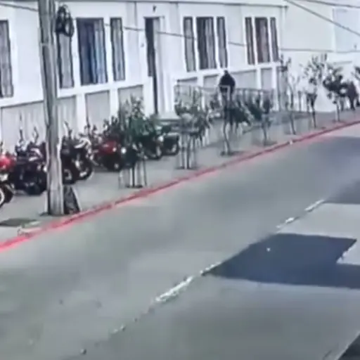 Delincuente roba motocicleta de estudiante del Conservatorio Nacional de Música. ,Captura de pantalla video de X.