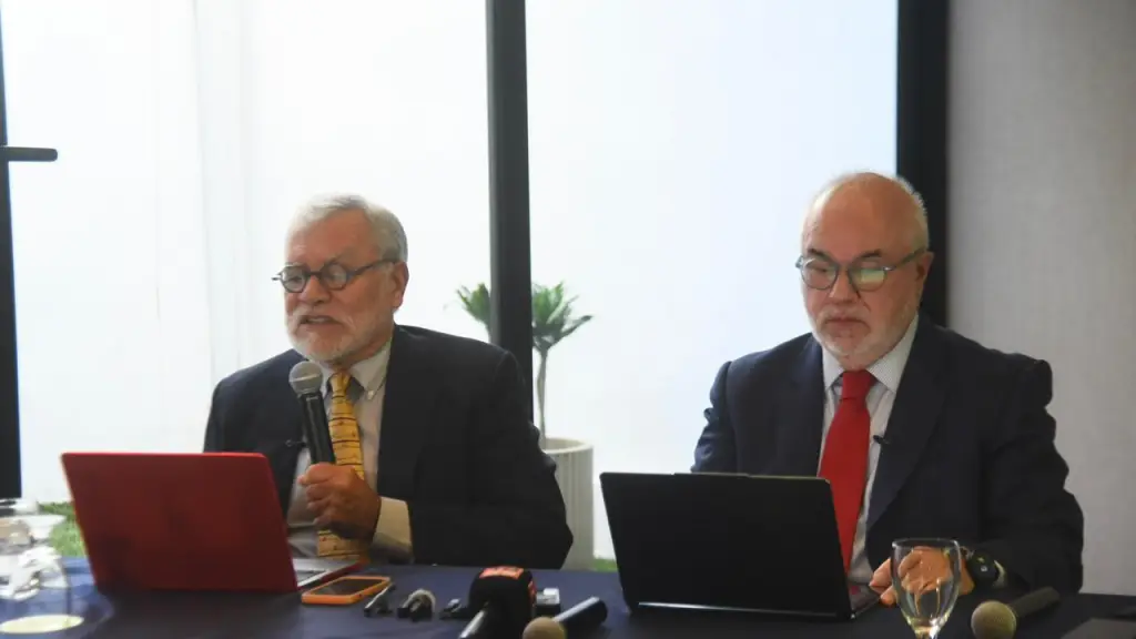 José Ugaz (i) y Jaime Arellano (d), integrantes del Panel de Personas Expertas Independientes (PEI-GT), brindan conferencia de prensa en Ciudad de Guatemala el viernes, 10 de abril. ,Omar Solís/Emisoras Unidas