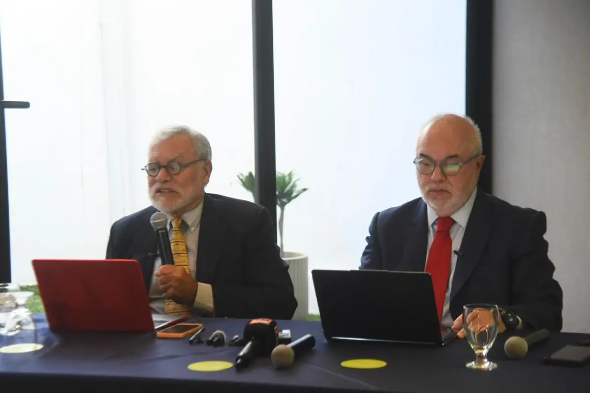 José Ugaz (i) y Jaime Arellano (d), integrantes del Panel de Personas Expertas Independientes (PEI-GT), brindan conferencia de prensa en Ciudad de Guatemala el viernes, 10 de abril., Omar Solís/Emisoras Unidas