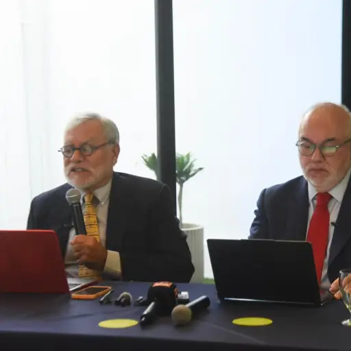 José Ugaz (i) y Jaime Arellano (d), integrantes del Panel de Personas Expertas Independientes (PEI-GT), brindan conferencia de prensa en Ciudad de Guatemala el viernes, 10 de abril. ,Omar Solís/Emisoras Unidas