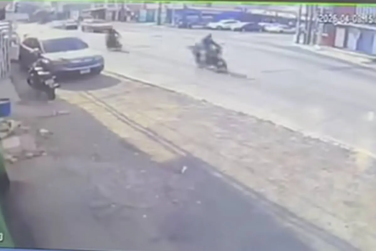Cámara capta atropello de motorista y fuga de conductor en zona 7., Captura de pantalla video de X.