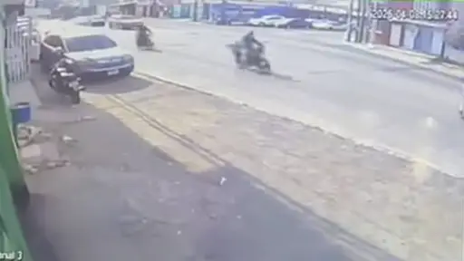 Cámara capta atropello de motorista y fuga de conductor en zona 7. ,Captura de pantalla video de X.