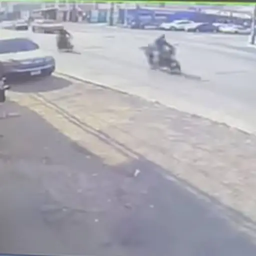 Cámara capta atropello de motorista y fuga de conductor en zona 7. ,Captura de pantalla video de X.