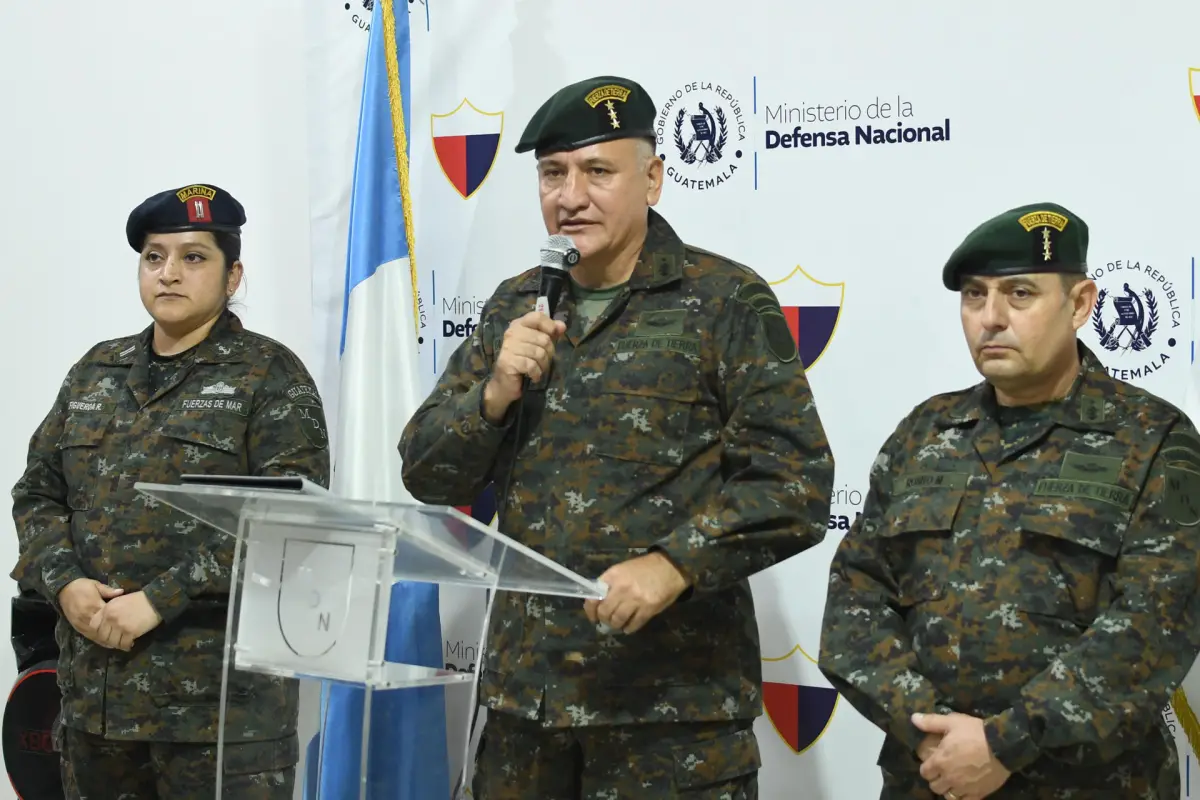 El comandante de la Brigada de Comunicaciones del Ejército, coronel Julio Taracena (c), habla junto a la portavoz, Pamela Figueroa (i) y el director del portal de la Digecam, Otto Morales, en rueda de prensa este viernes., EFE
