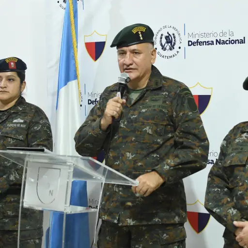 El comandante de la Brigada de Comunicaciones del Ejército, coronel Julio Taracena (c), habla junto a la portavoz, Pamela Figueroa (i) y el director del portal de la Digecam, Otto Morales, en rueda de prensa este viernes. ,EFE