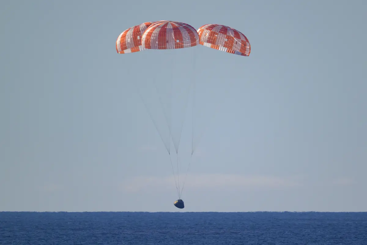 La capsula Orión, con los tripulantes de Artemis II, luego de amerizar en el Pacífico., Foto EFE