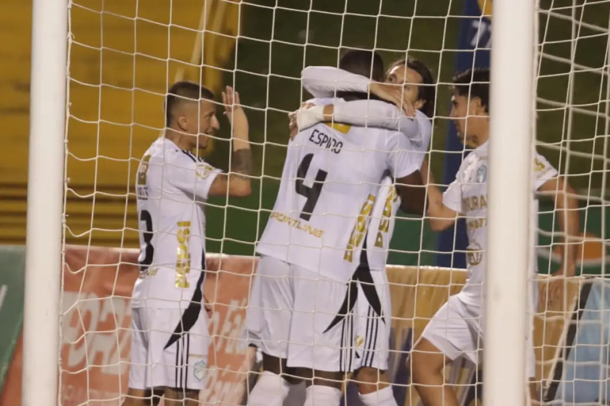 Agustín Vuletich celebrando su primer gol con Comunicaciones 
