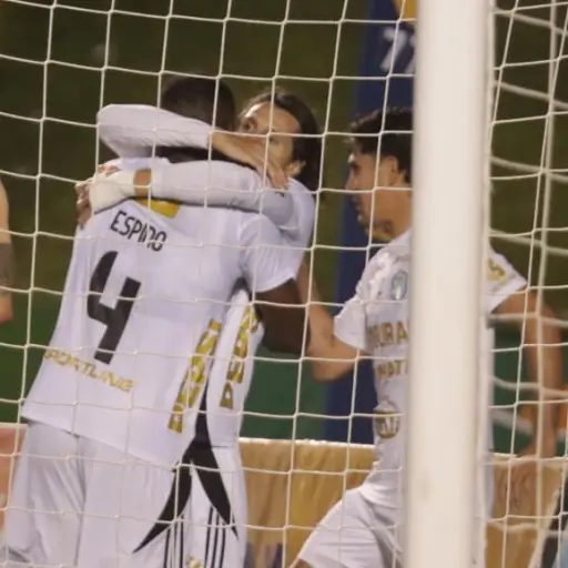 Agustín Vuletich celebrando su primer gol con Comunicaciones 