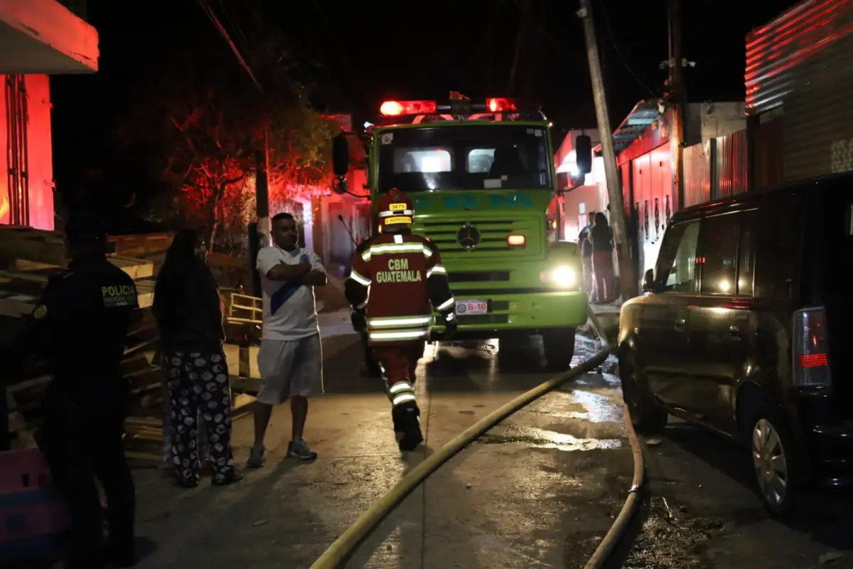 Bomberos Municipales y Bomberos Voluntarios desplegaron mangueras de alta presión para apagar las llamas del incendio., Bomberos Municipales. 