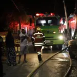 Incendio consume un depósito de tarimas en Lo De Fuentest