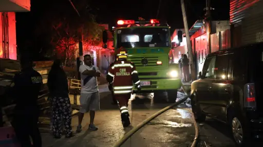 Incendio consume un depósito de tarimas en Lo De Fuentes