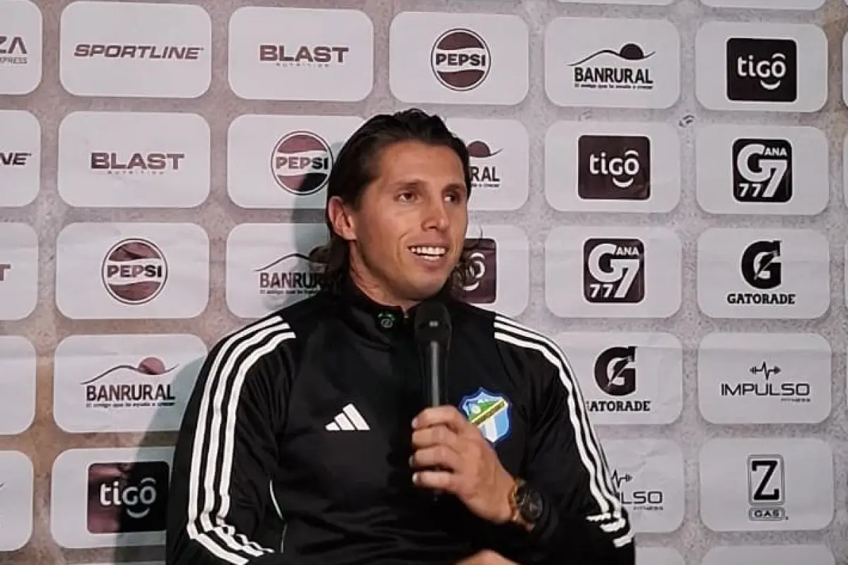 Agustín Vuletich habla en conferencia de prensa tras el triunfo de Comunicaciones - Alex Meoño