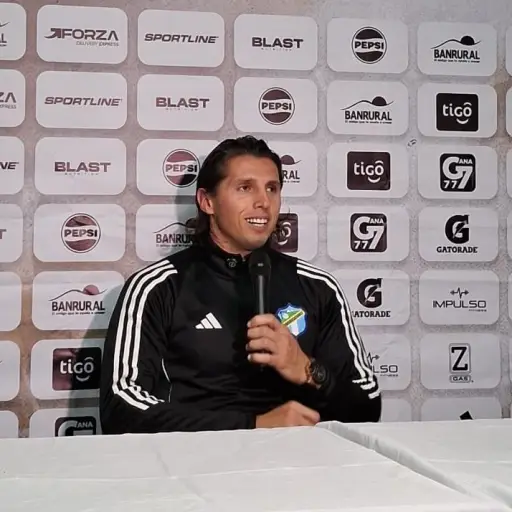 Agustín Vuletich habla en conferencia de prensa tras el triunfo de Comunicaciones - Alex Meoño