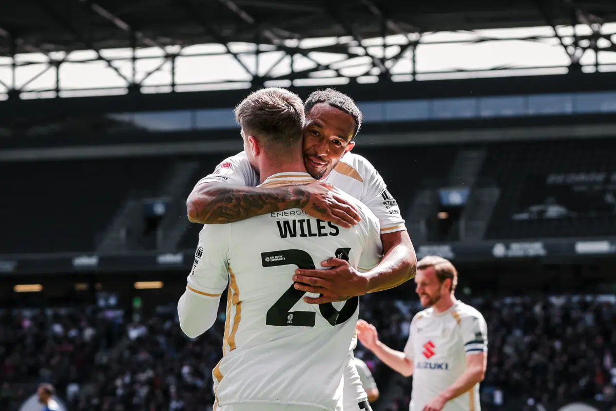 Nathaniel Méndez-Laing celebra su gol ante el Bromley - MK Dons