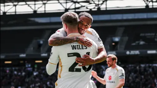 Méndez-Laing anota y el MK Dons se acerca al ascenso