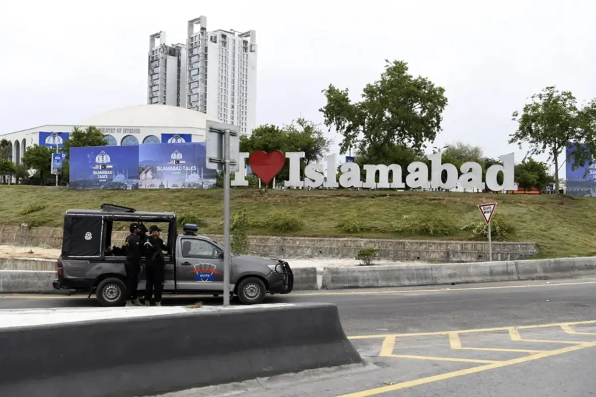 Fuerzas de seguridad cerca del centro de prensa para las conversaciones de paz entre Estados Unidos e Irán, en Islamabad., EFE.