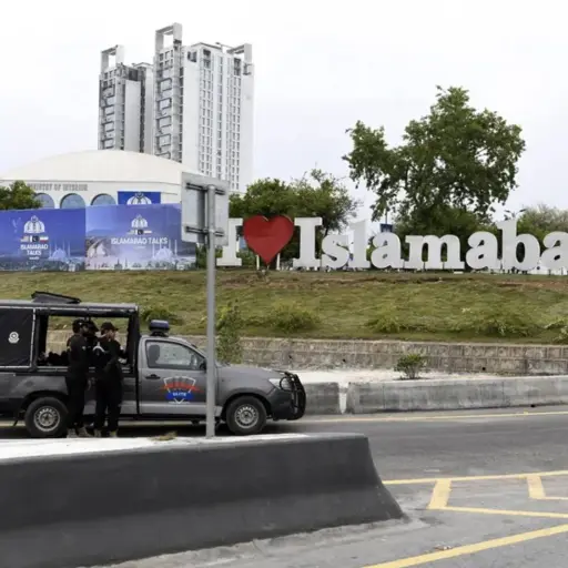 Fuerzas de seguridad cerca del centro de prensa para las conversaciones de paz entre Estados Unidos e Irán, en Islamabad. ,EFE.