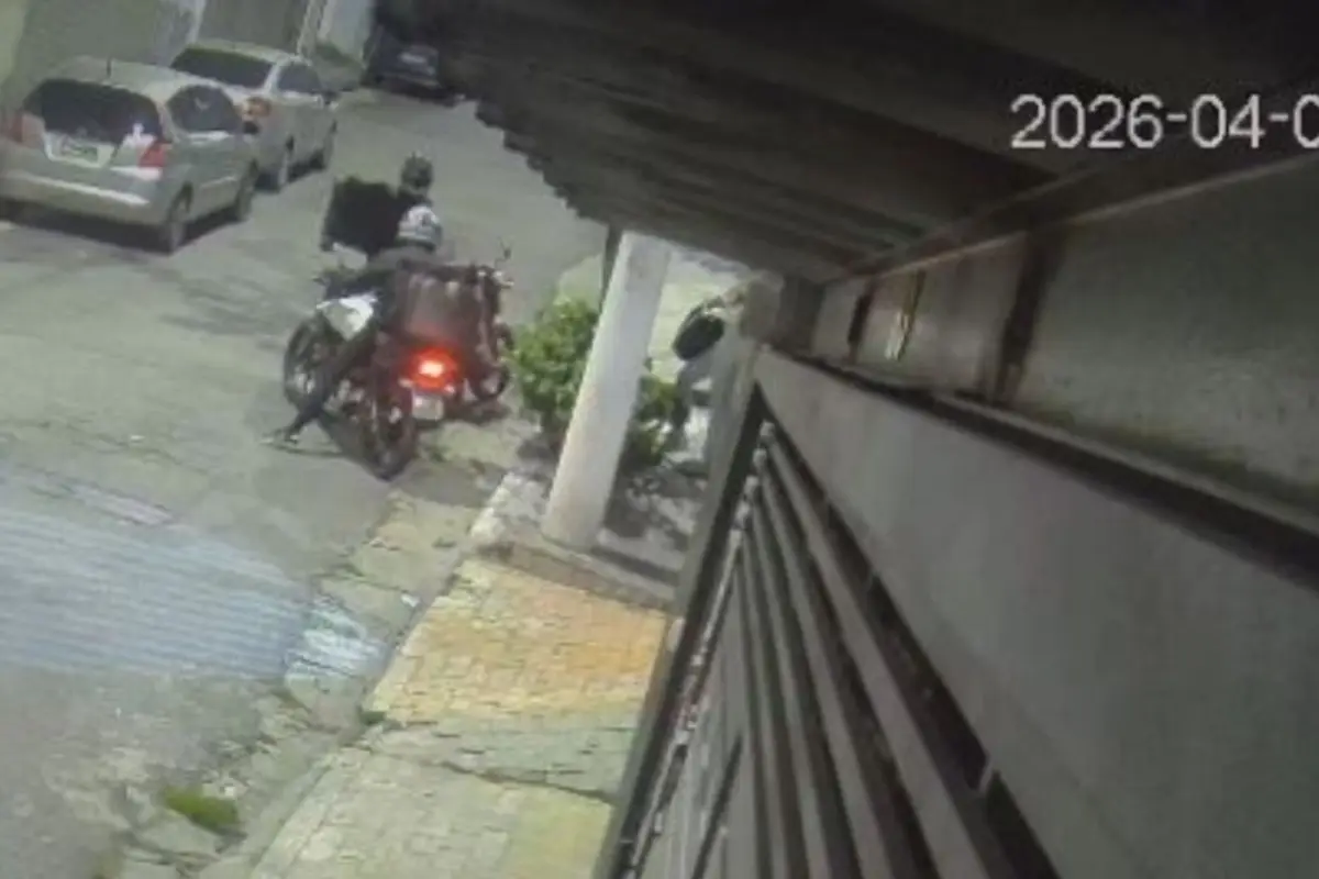 Mujer policía mata a tiros a dos delincuentes., Captura de pantalla video de X.