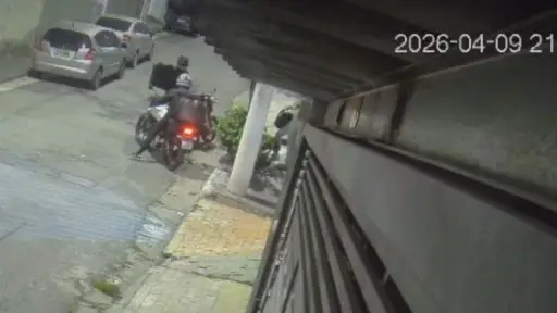 Video muestra el momento en que mujer mata a tiros a dos motoladrones que pretendían asaltarla