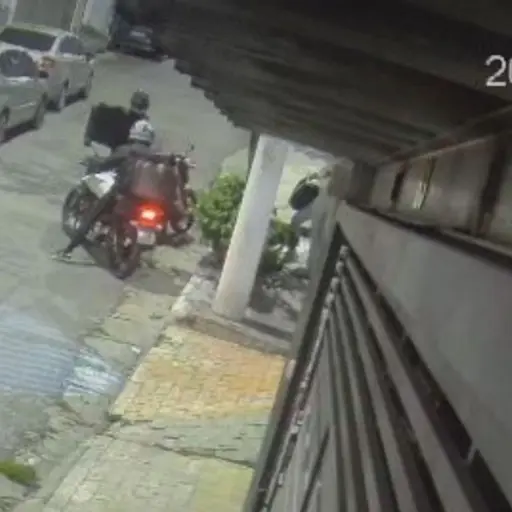 Mujer policía mata a tiros a dos delincuentes. ,Captura de pantalla video de X.