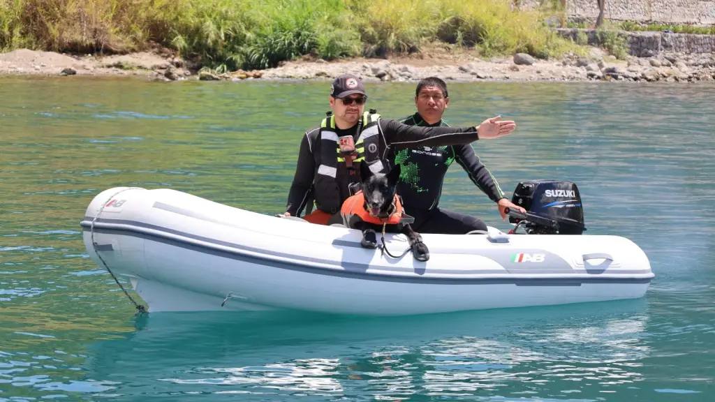 Kenzy, al centro, fue clave para detectar el cuerpo de Jesler Palacios. ,Bomberos Voluntarios.