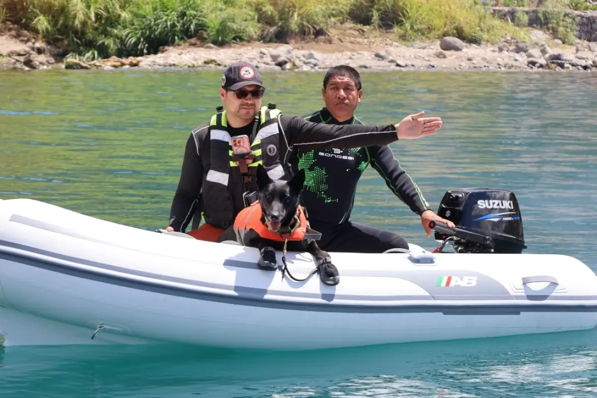 Kenzy, al centro, fue clave para detectar el cuerpo de Jesler Palacios., Bomberos Voluntarios.