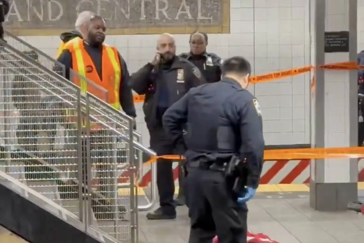 Conmoción en metro de Nueva York tras ataque que dejó tres heridos., Captura de pantalla video de X.