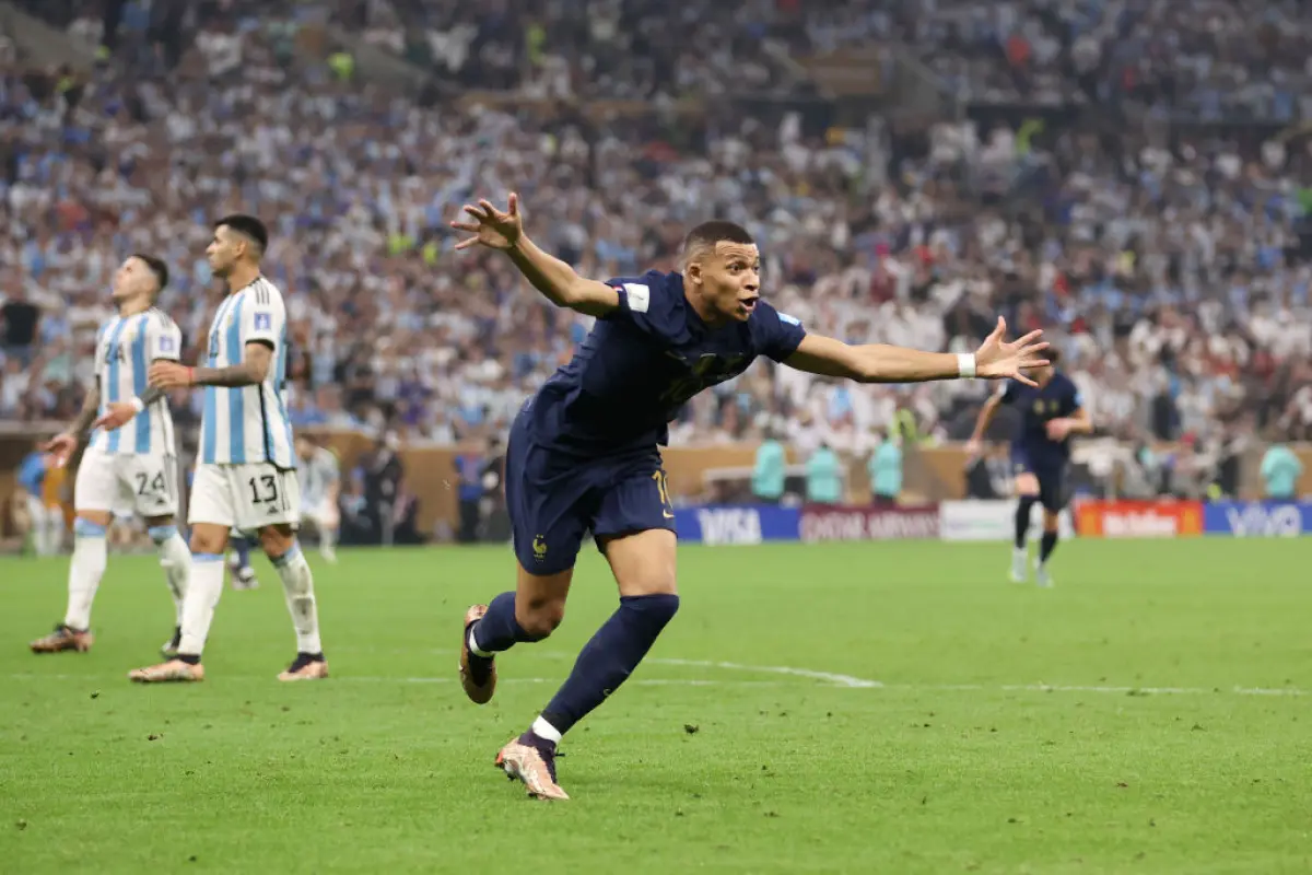 Mbappé celebra su doblete en la final del Mundial 2022 - Archivo