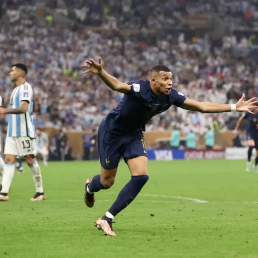 Mbappé celebra su doblete en la final del Mundial 2022 - Archivo