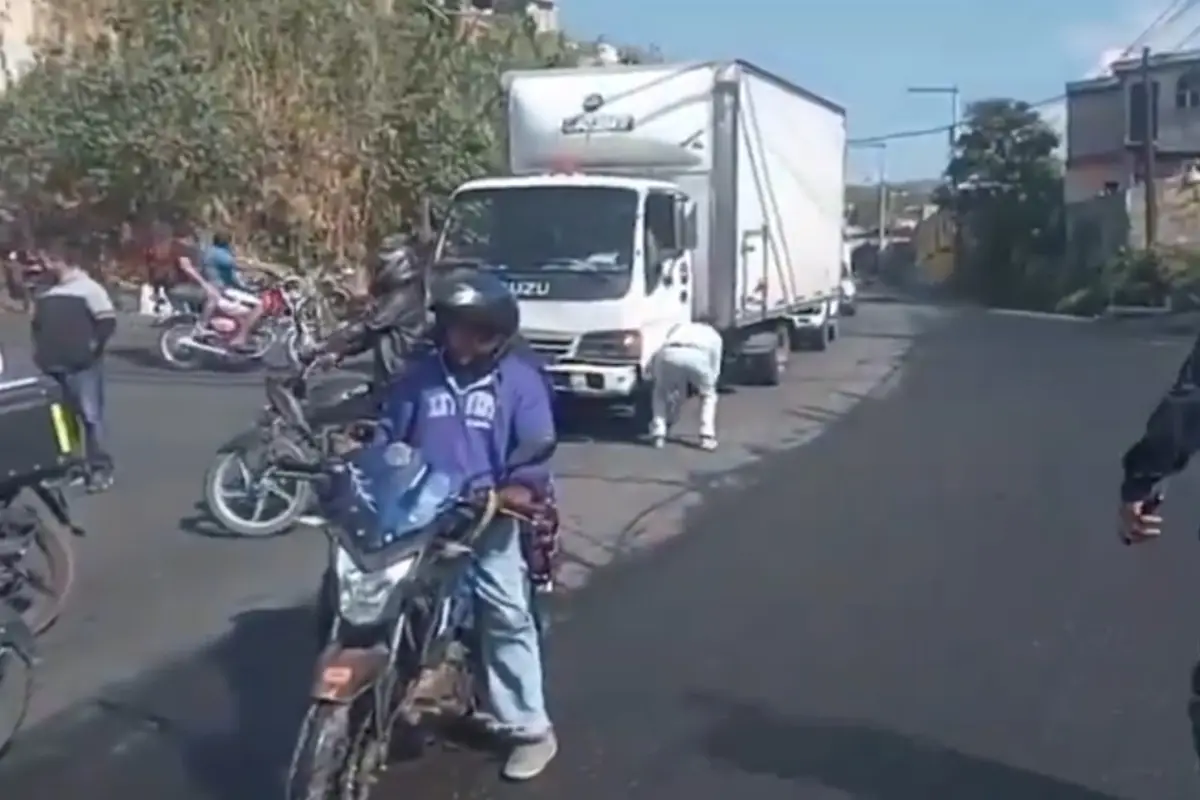 En Villa Nueva, el fuerte accidente causa congestionamiento vehicular., Captura de pantalla. 