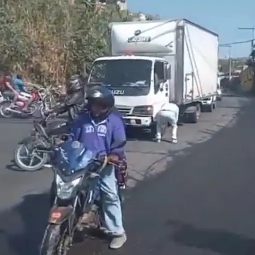 En Villa Nueva, el fuerte accidente causa congestionamiento vehicular. ,Captura de pantalla. 