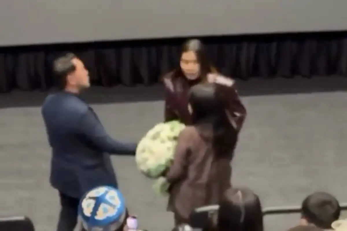 Interrupción de película por caso de infidelidad en sala de cine., Captura de pantalla video de X.