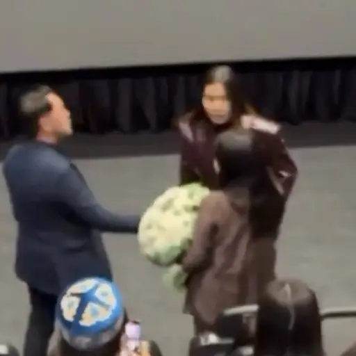 Interrupción de película por caso de infidelidad en sala de cine. ,Captura de pantalla video de X.