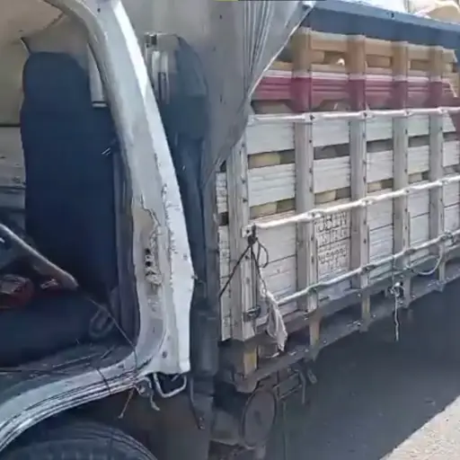 El accidente causó heridas en el conductor de un camión cargado con melones. ,Captura de pantalla. 