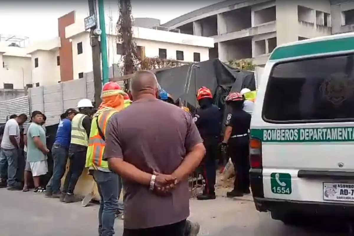Bomberos trabajaron por varios minutos en el lugar, para recuperar el cuerpo del fallecido., Captura de pantalla. 
