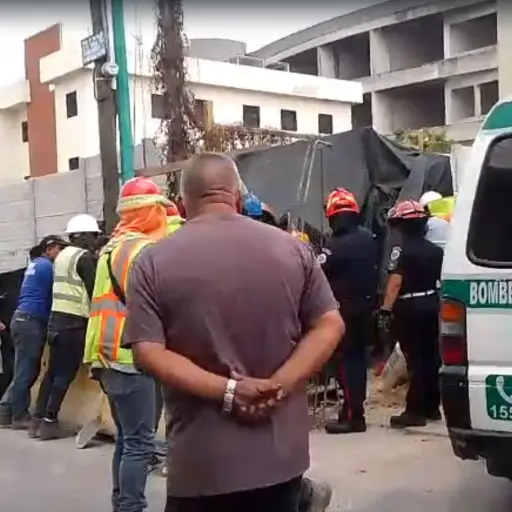 Bomberos trabajaron por varios minutos en el lugar, para recuperar el cuerpo del fallecido. ,Captura de pantalla. 