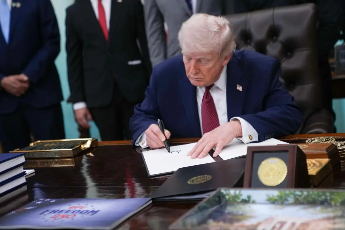 El presidente estadounidense, Donald Trump, firma una orden ejecutiva destinada a ampliar la investigación federal sobre las drogas psicodélicas para tratar a los veteranos que sufren de PTSD y lesiones cerebrales traumáticas, en el Despacho Oval de la,  EFE/ALLISON ROBBERT
