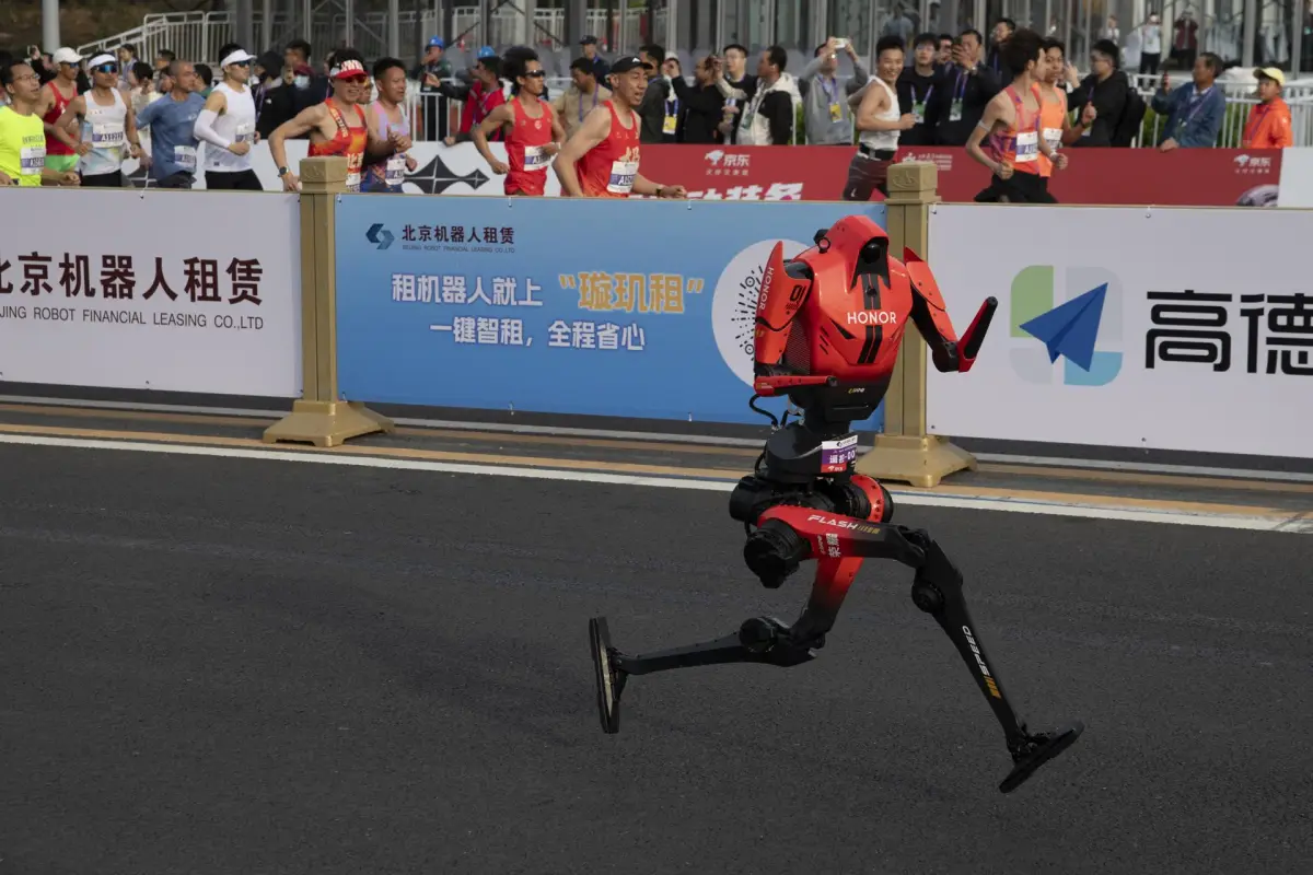 Robots participan en la Media Maratón de Pekín - EFE