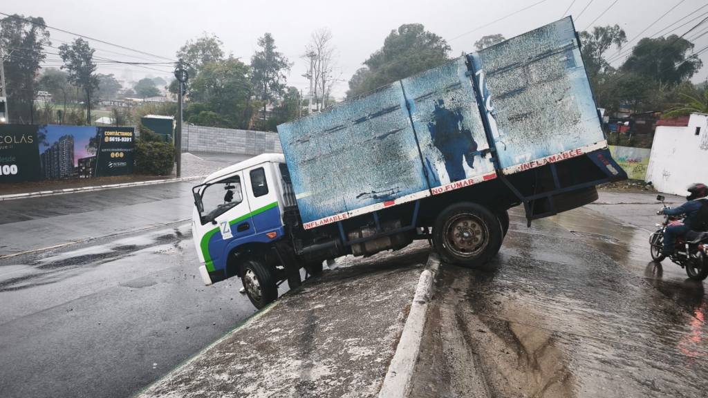 Lluvias causan accidentes viales con saldo de un fallecido | Tránsito Mixco