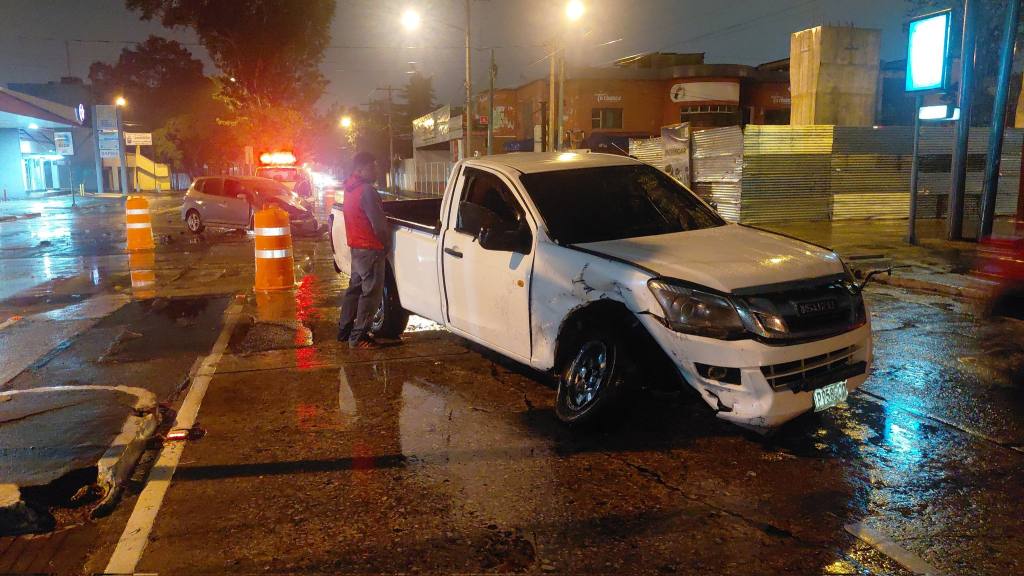 Lluvias causan accidentes viales con saldo de un fallecido | Bomberos Municipales