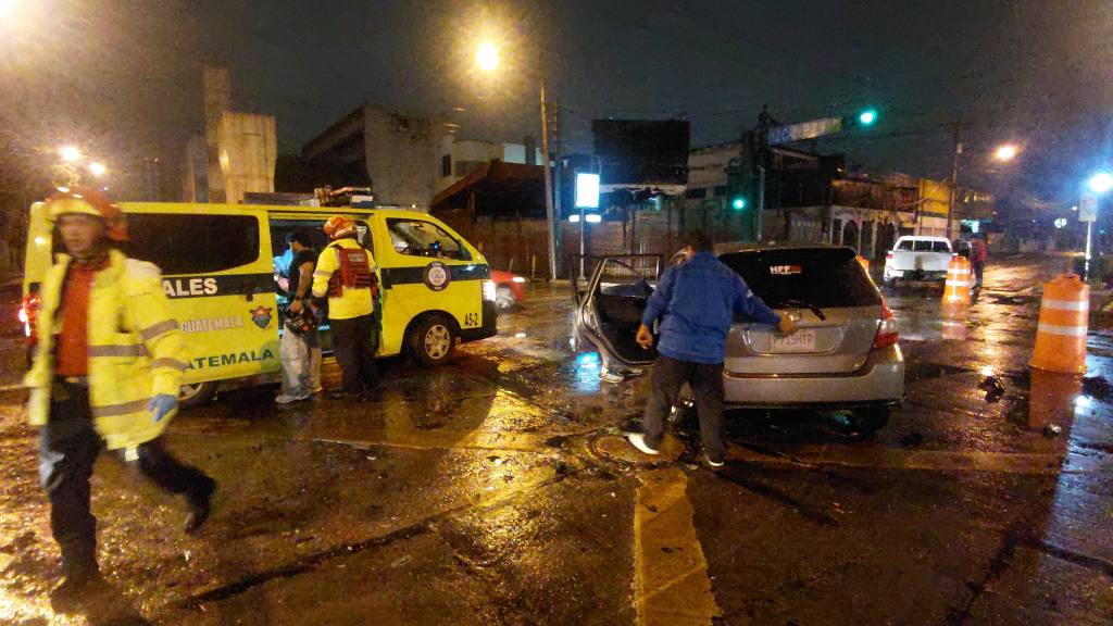Lluvias causan accidentes viales con saldo de un fallecido | Bomberos Municipales