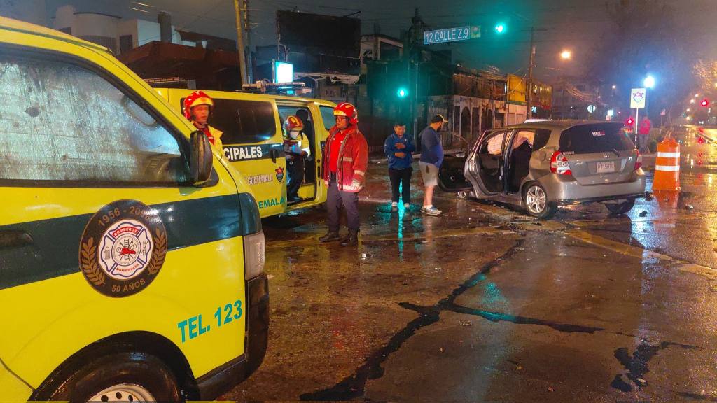 Lluvias causan accidentes viales con saldo de un fallecido | Bomberos Municipales