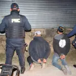 Ambos detenidos fueron reducidos al orden tras la persecución en la ruta Interamericana. ,PNC de Guatemala.