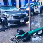 Carro derriba poste cercano a Casa Presidencial en la zona 1t