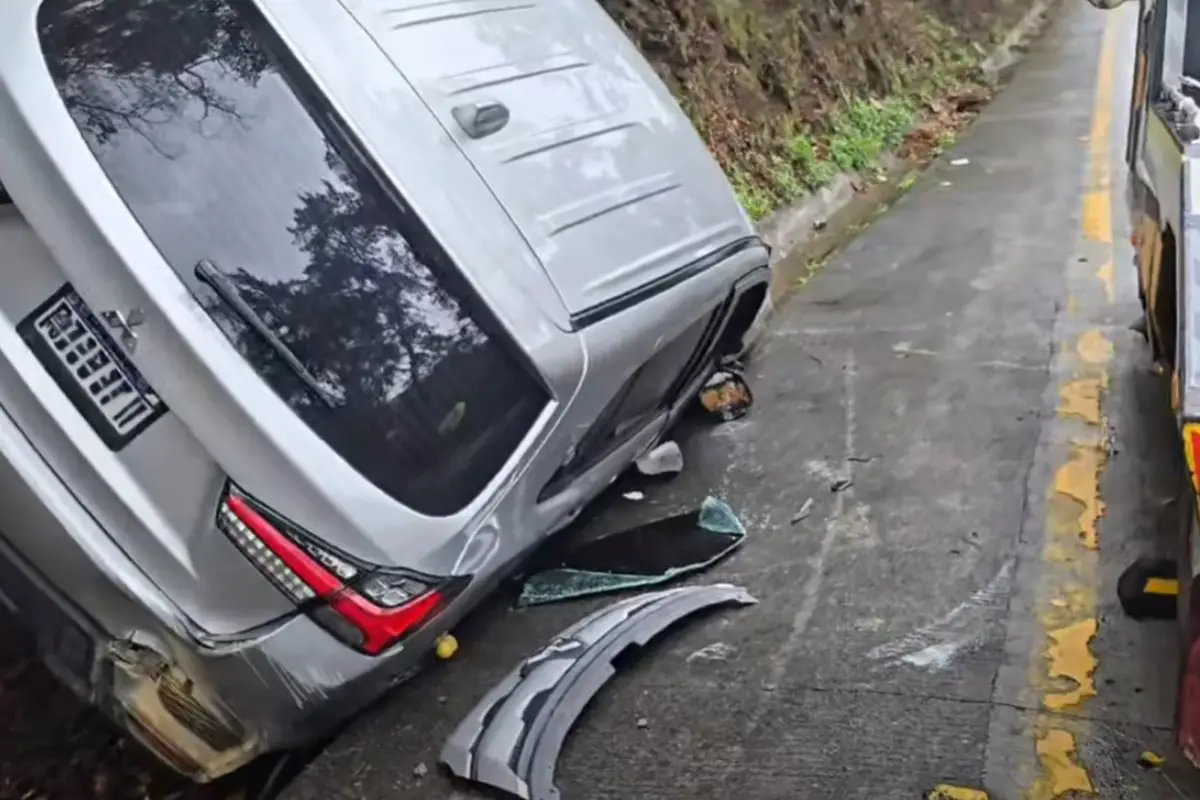 Varios carros y motocicletas se salieron del asfalto a causa de las lluvias en la bajada de Las Cañas., Captura de pantalla. 