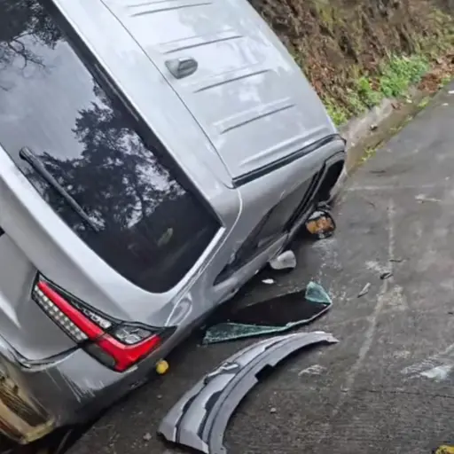 Varios carros y motocicletas se salieron del asfalto a causa de las lluvias en la bajada de Las Cañas. ,Captura de pantalla. 