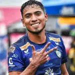 El jugador Óscar Mejía termina en la portería de Cobán Imperial t